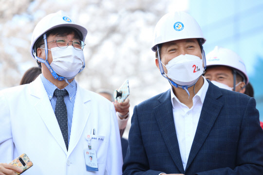 오세훈 국민의힘 서울시장 보궐선거 후보(오른쪽)가 1일 서울 중랑구 서울의료원을 방문, 권역응급의료센터 증축공사 현장을 둘러보고 있다.[사진=오세훈 후보 캠프 제공]
